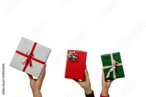 Hände halten bunte, schön verpackte Geschenke in die Höhe, Freisteller © levelupart