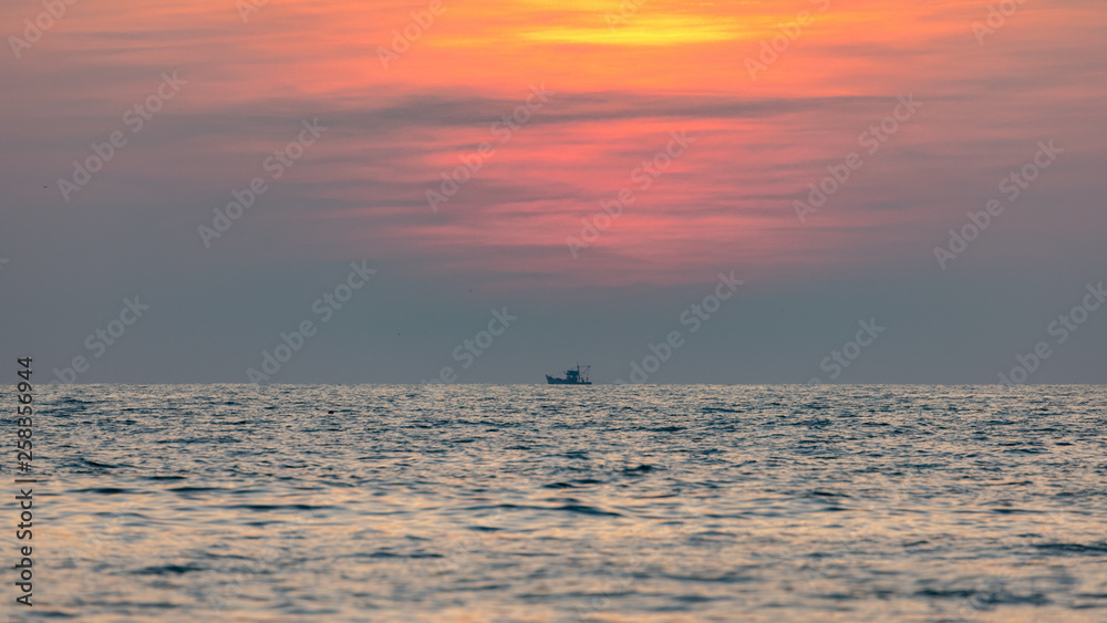 Obraz premium Sunset over the Sea