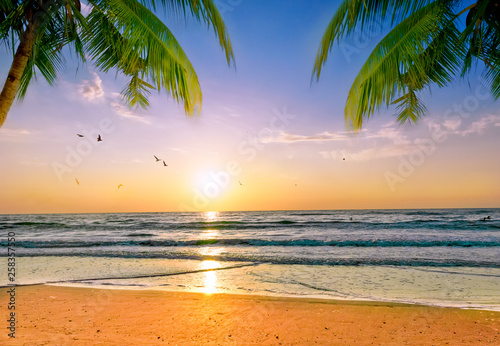 Fototapeta Naklejka Na Ścianę i Meble -  Beautiful sunrise over the tropical beach