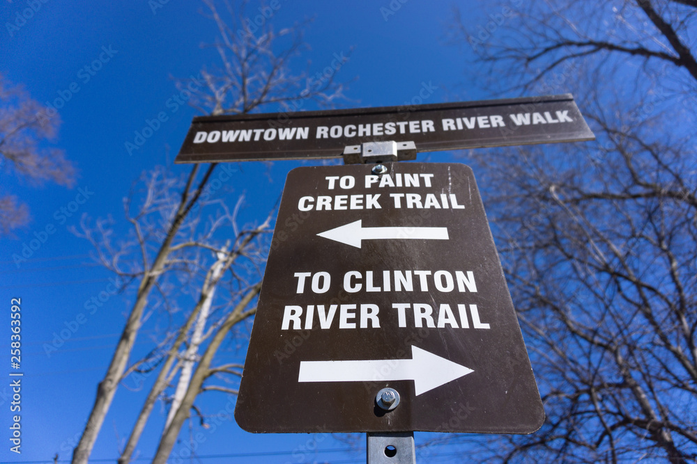 Obraz premium Paint creek trail and clinton river trail in downtown Rochester, MI