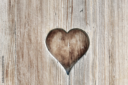 Holztür mit Herzausschnitt