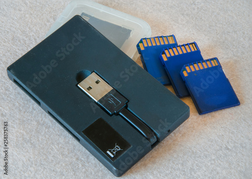 Lector de tarjetas con conexión USB al ordenador para visualizar archivos. photo