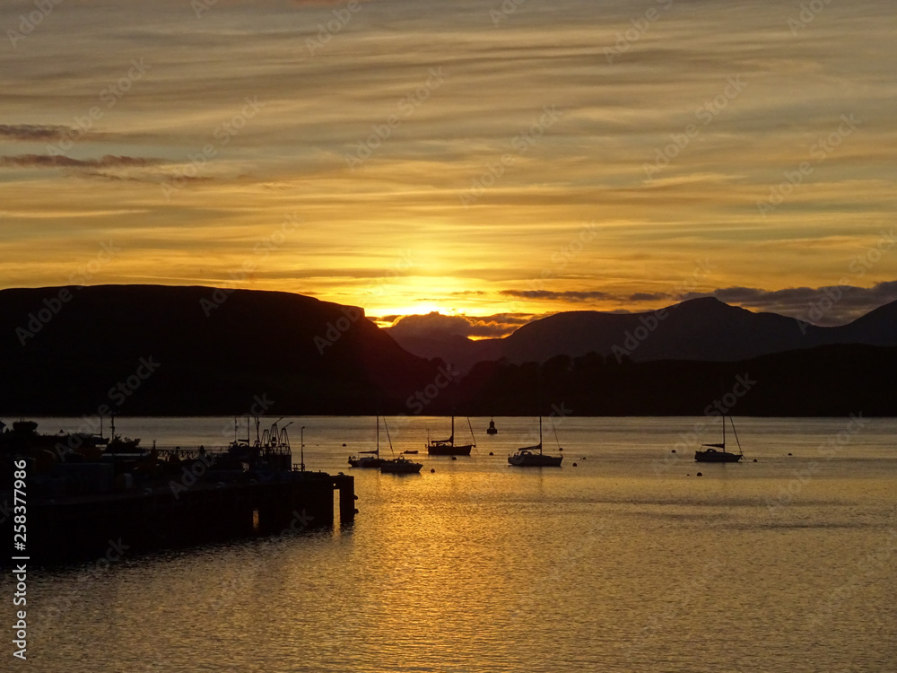 Sonnenuntergang in der Oban Bay mit Booten  in Oban in Schottland