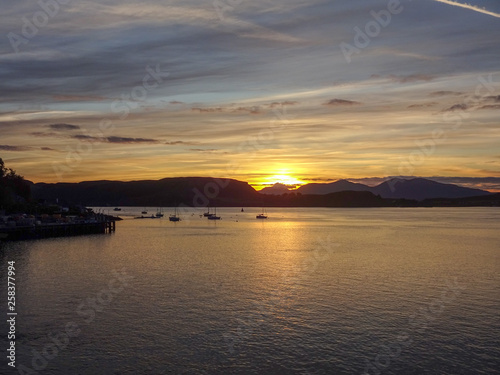 Sonnenuntergang in der Oban Bay mit Booten  in Oban in Schottland © Ina