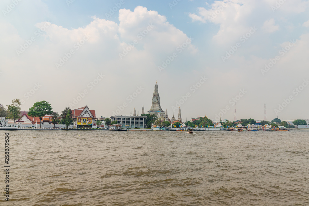 Naklejka premium Wat Arun agianst beautiful scene of Chao Phraya river in the morning, Bangkok, Thailand