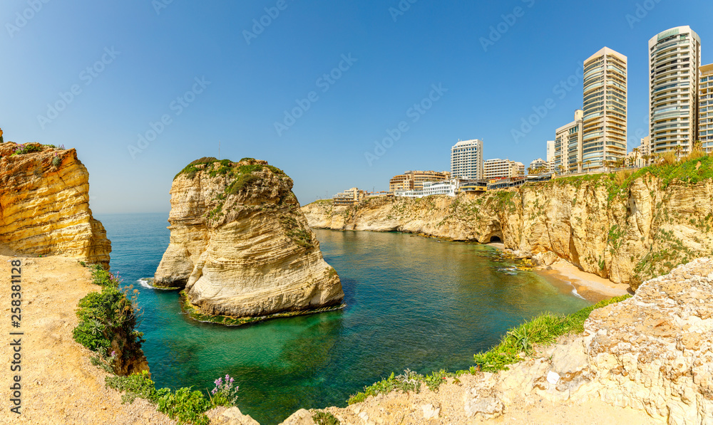 Naklejka premium Raouche lub gołębie panorama skał z morzem i kruchym centrum w tle, Bejrut, Liban