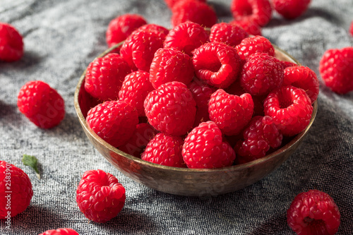 Obraz na plátně Raw Red Organic Raspberries