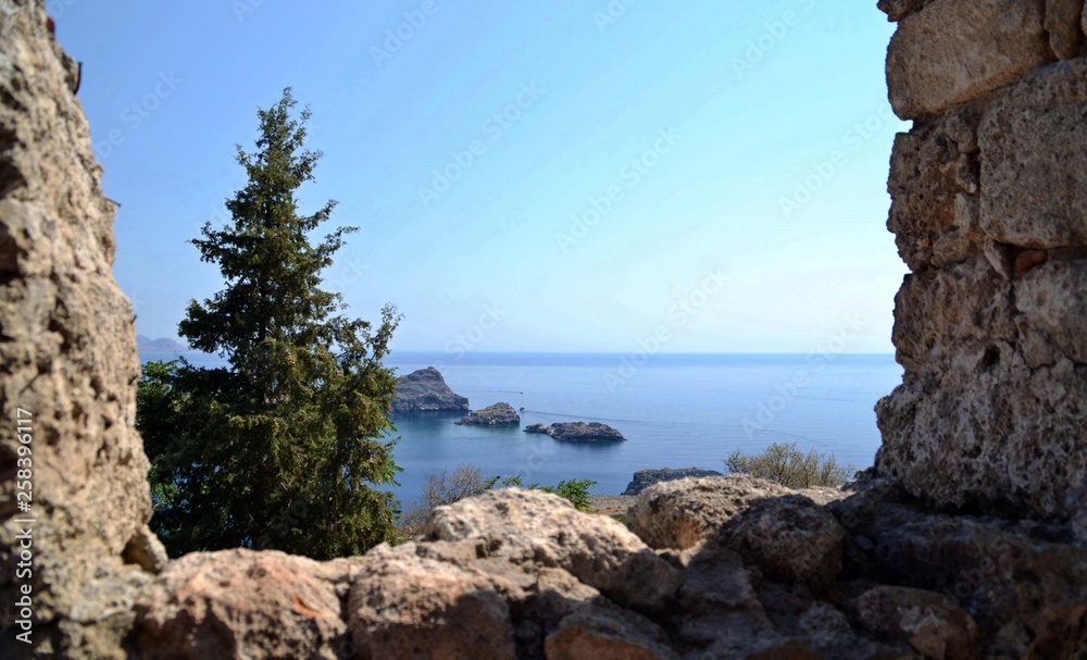 Fototapeta premium Sea through the rocks