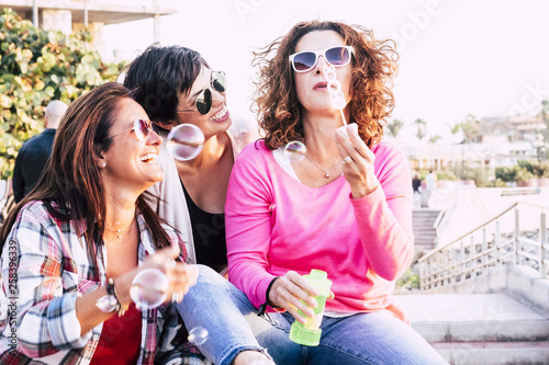 Foto Playful real life concept with three cheerful smiling middle age women friends a