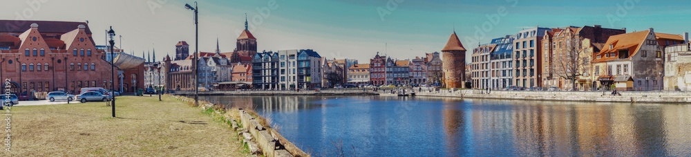 panorama Gdańska, widok z wyspy Ołowianka na Motławę, wieże kościoła Mariackiego, filharmonię i basztę Łabędź