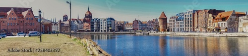 panorama Gdańska, widok z wyspy Ołowianka na Motławę, wieże kościoła Mariackiego, filharmonię i basztę Łabędź