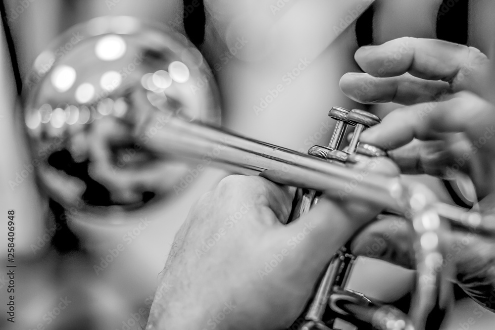 Obraz premium man playing trumpet