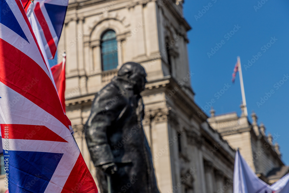 Obraz premium A view of the winston churchill statue in london