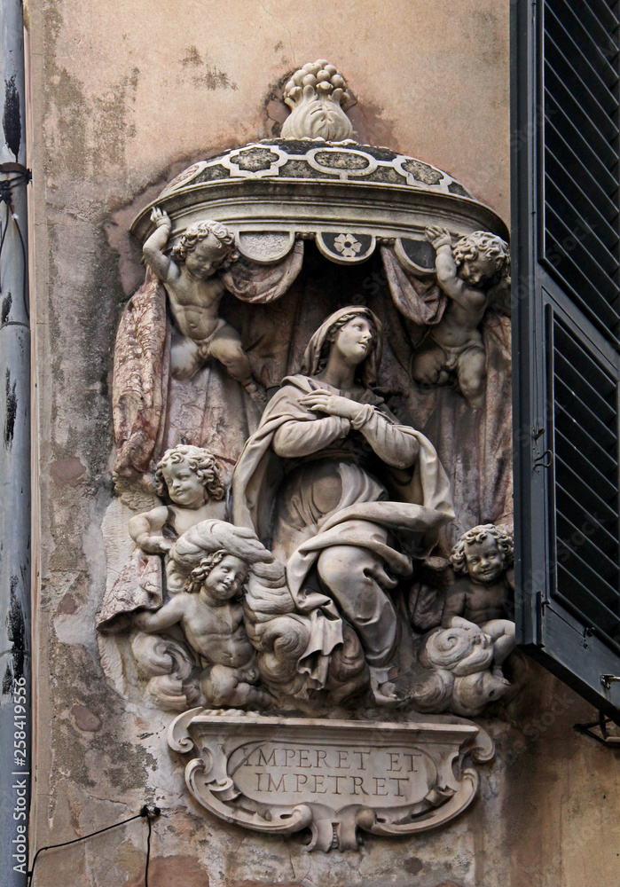 Madonna Assunta con angioletti; edicola devozionale, Genova