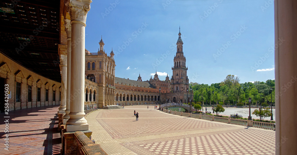 Obraz premium SEVILLE, ANDALUSIA / SPAIN - MAY 10, 2018: The Plaza de Espana in Seville, Andalusia Spain