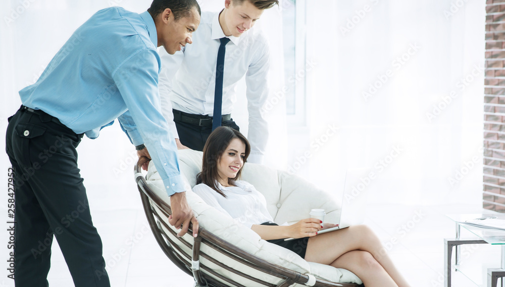 Obraz premium business woman with colleagues discussing work issues,