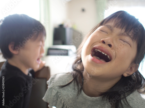 ケンカしてぎゃん泣きするきょうだい photo