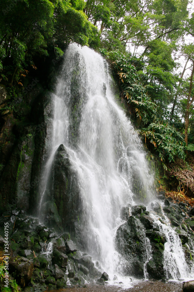 Wasserfall im Park Ribeira dos Caldeiroes