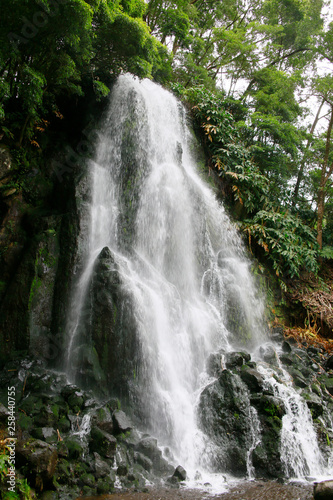 Fototapeta Naklejka Na Ścianę i Meble -  Wasserfall im Park Ribeira dos Caldeiroes