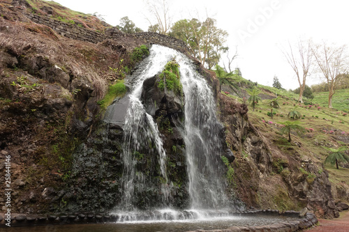 Wasserfall im Park Ribeira dos Caldeiroes
