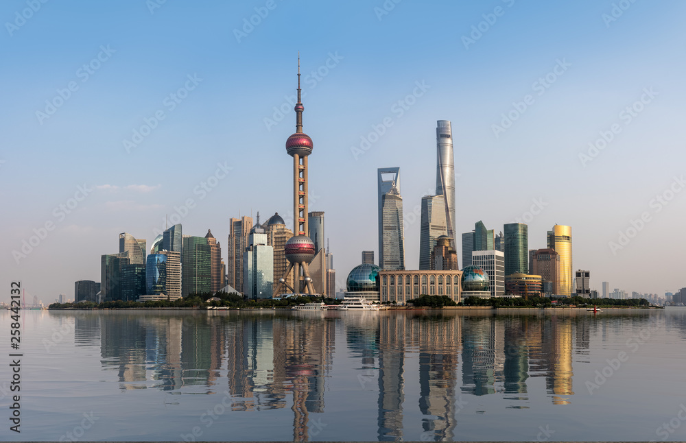 Obraz premium High resolution panoramic view of Shanghai skyline with an artificial water reflection