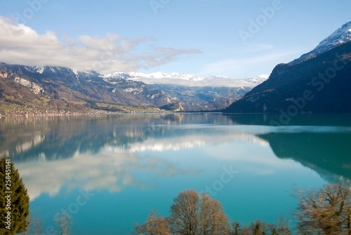 ゴールデン・パス・ラインの車窓 秋のブリエンツ湖（スイス・ベルン州）