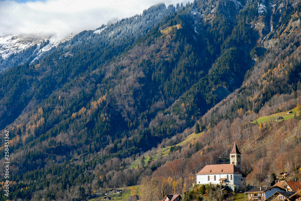 秋のブリエンツ湖畔の教会（スイス・ベルン州・ブリエンツ）