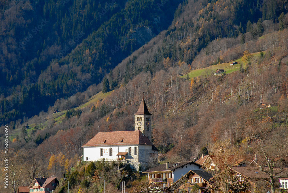 秋のブリエンツ湖畔の教会（スイス・ベルン州・ブリエンツ）