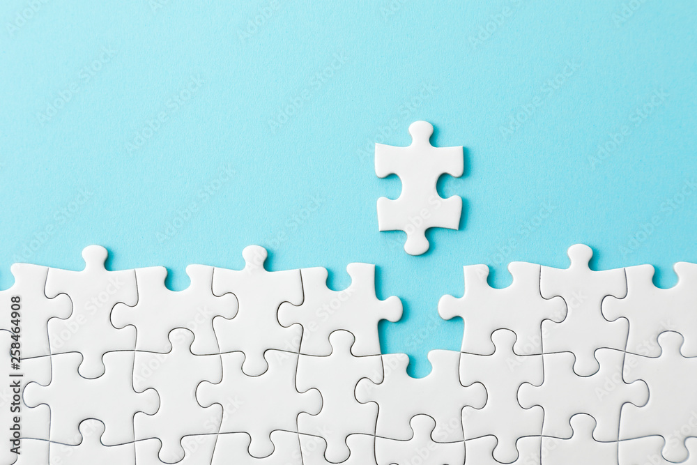 ジグソーパズル　White jigsaw puzzle on blue background - obrazy, fototapety, plakaty 