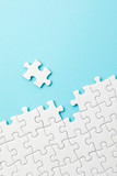 ジグソーパズル　White jigsaw puzzle on blue background