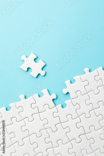 ジグソーパズル White jigsaw puzzle on blue background
