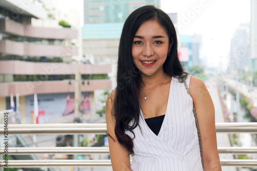 Free Download Beautiful Young Woman Portrat and traveling in the city. - GFXLoad