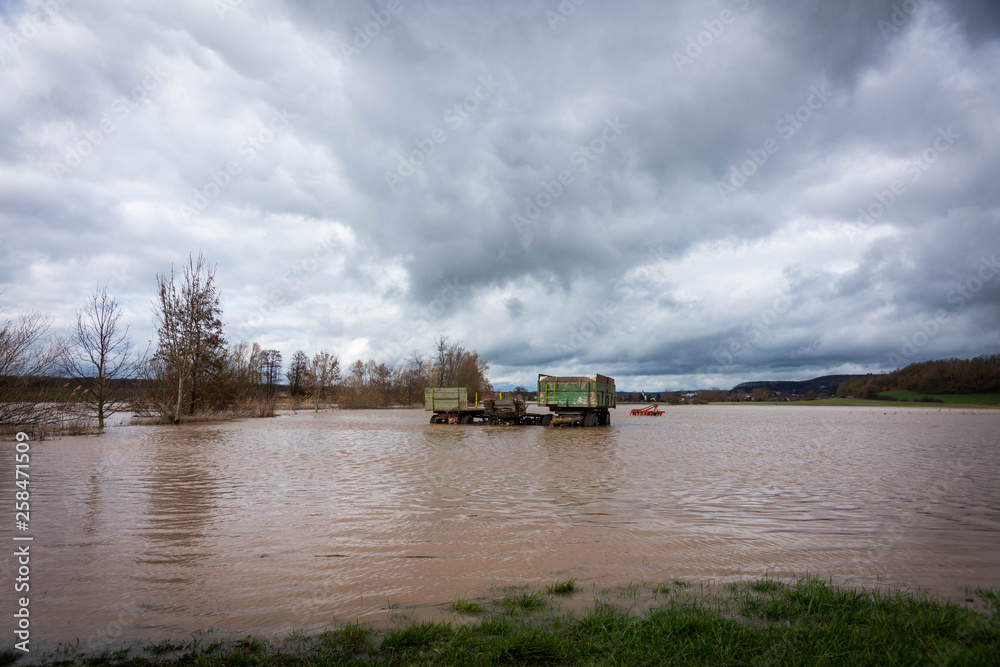 Landwirtschaftliche Maschinen im Hochwasser Landwirtschaftliche Maschinen im Hochwasser