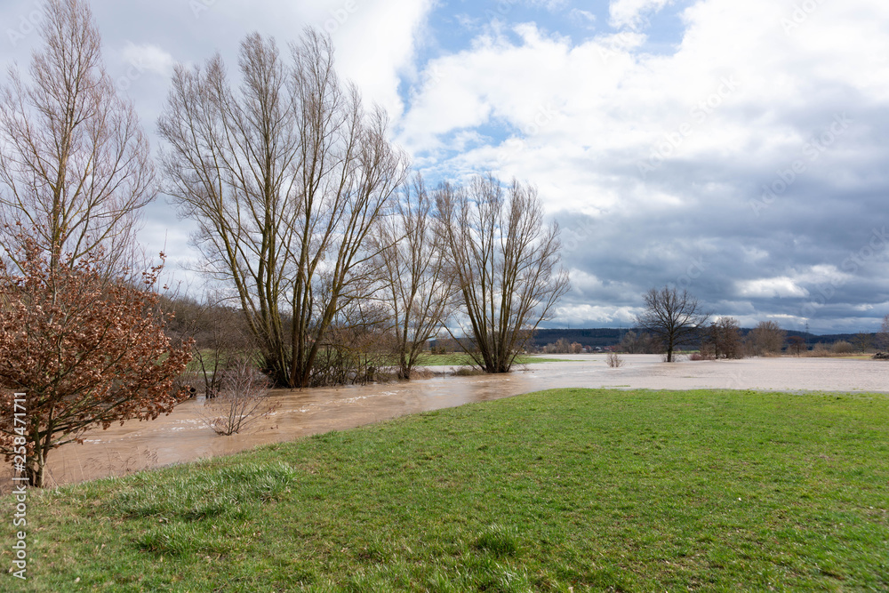 Hochwasser an einem kleinen Bach im Frühling Hochwasser an einem kleinen Bach im Frühling