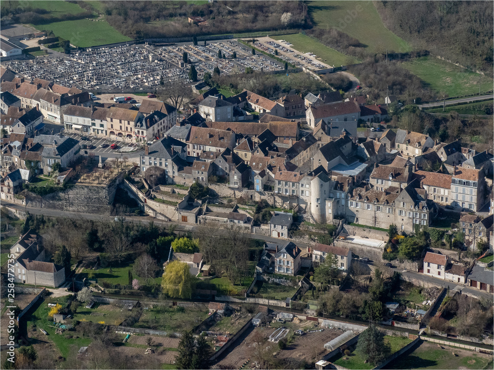 vue aérienne de la ville de Chateau-Landon dans la Seine-et-Marne en France