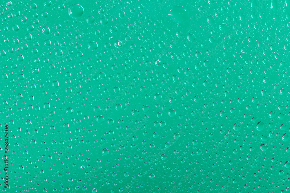 Fototapeta premium ガラスに付いた水滴 背景緑