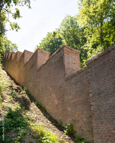 Fort Mur obronny z czasów wojny