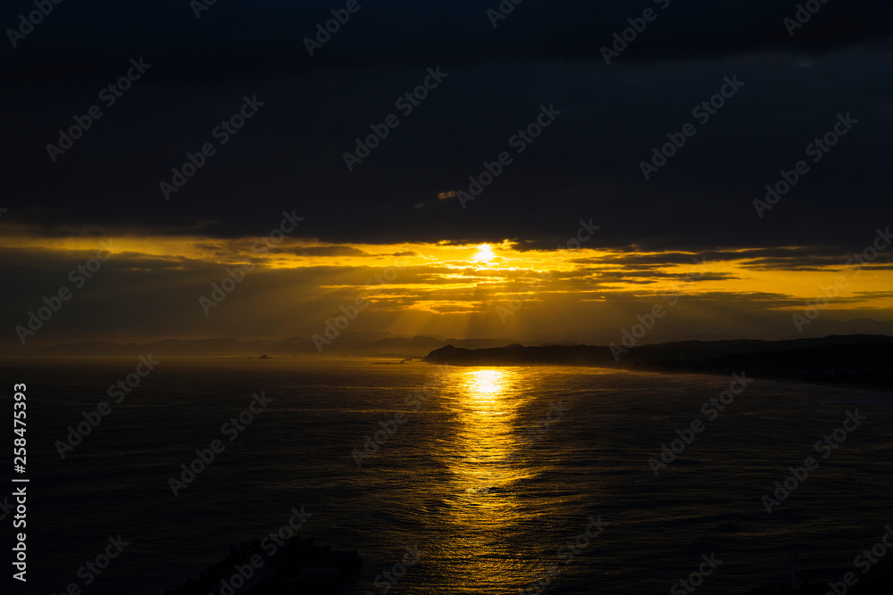 Obraz premium 朝日降り注ぐ海