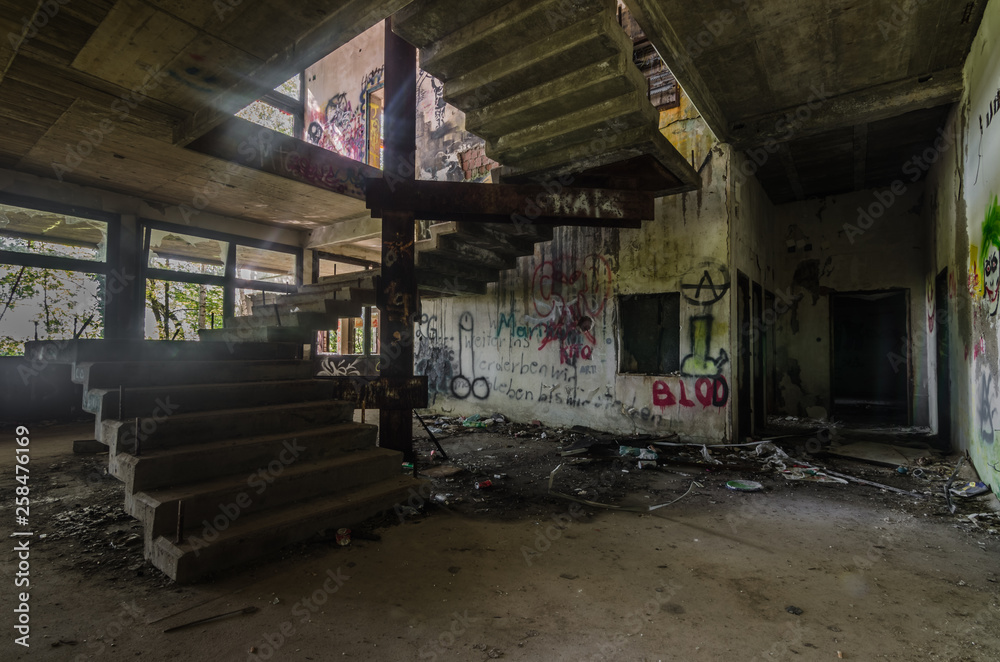 dunkle raeume in einer fabrik dunkle raeume in einer fabrik
