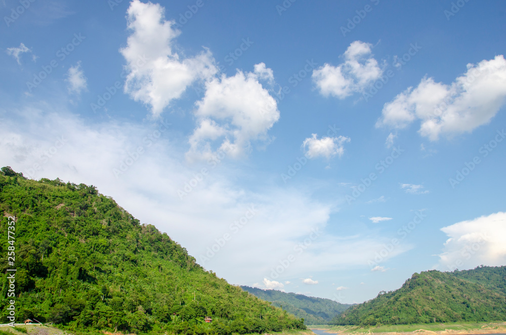 Obraz premium Mountains and sky and white clouds with blurred patterns