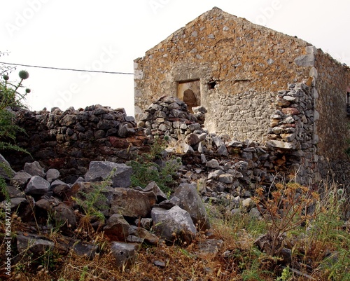 Griechische Häuser mit Ruhe und Kraft 