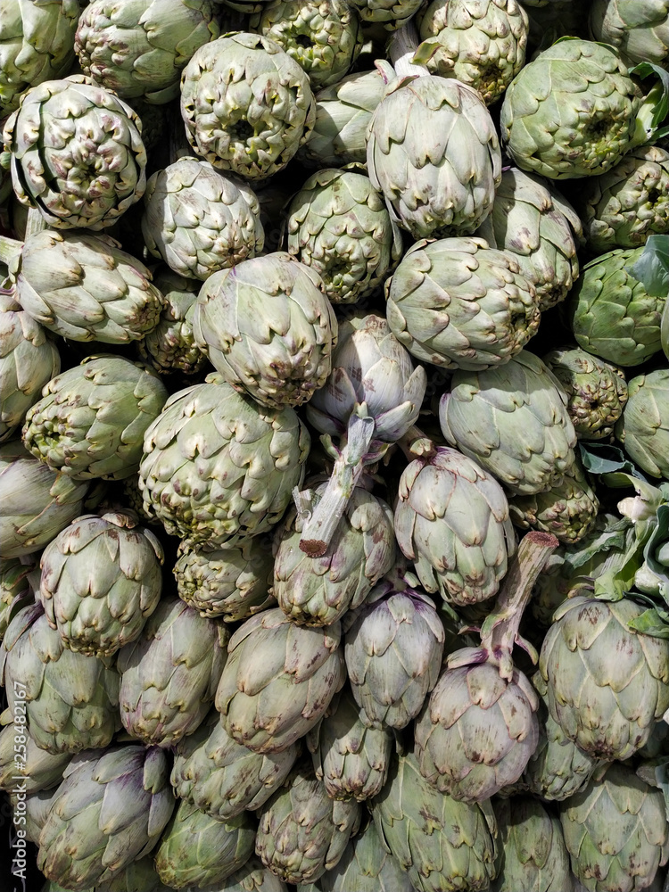 Alcachofas en el mercado en un expositor