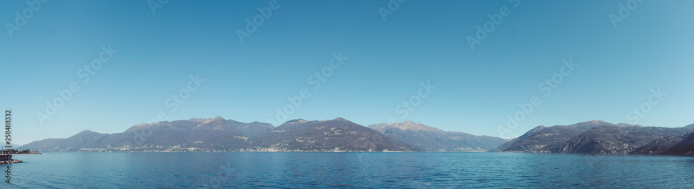 große Landschaft mit See Alpen Wasser an einem klaren Tag Italien Europa Lago Maggiore Panorama