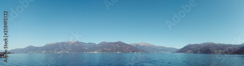 große Landschaft mit See Alpen Wasser an einem klaren Tag Italien Europa Lago Maggiore Panorama © Mrql