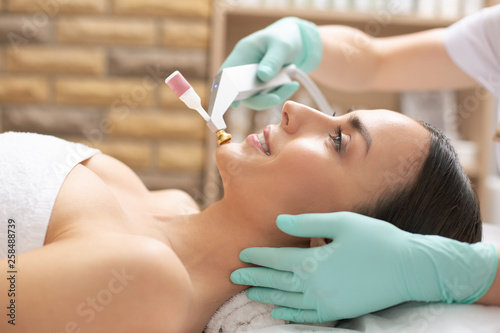 Φωτογραφία Process of tightening skin with a help of cool oxygen lift