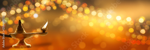 brennende öllampe vor goldenem festlichem hintergrund mit unscharfen lichtern, orientalisches konzept banner für östliche feiertage photo