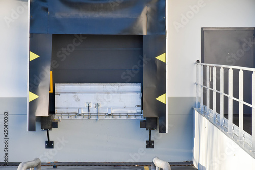 Ramp for unloading goods in stock