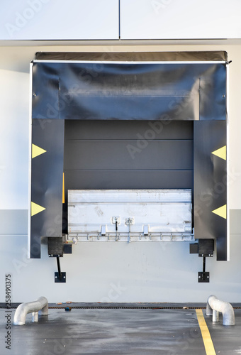 Ramp for unloading goods in stock