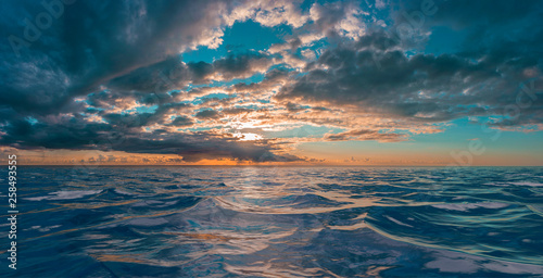 Schilderij op canvas Sunset or sunrise reflected on choppy water