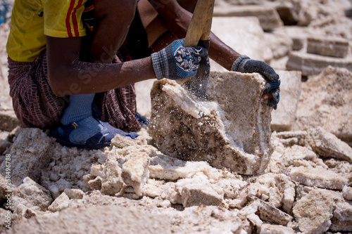 Working tribe Afar in Danakil